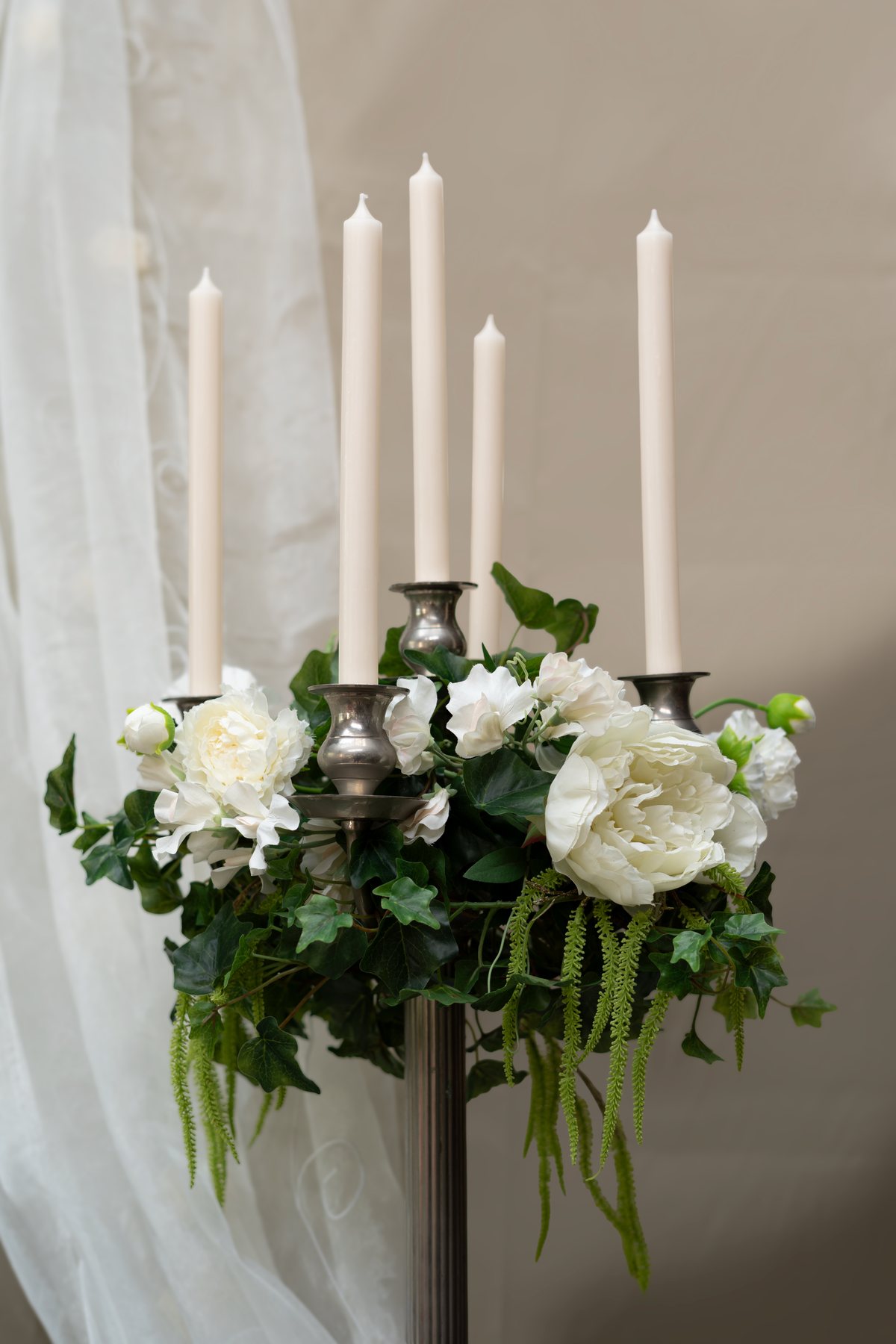 Sfeervolle bruiloftstafel met kandelaars en zijden bloemen