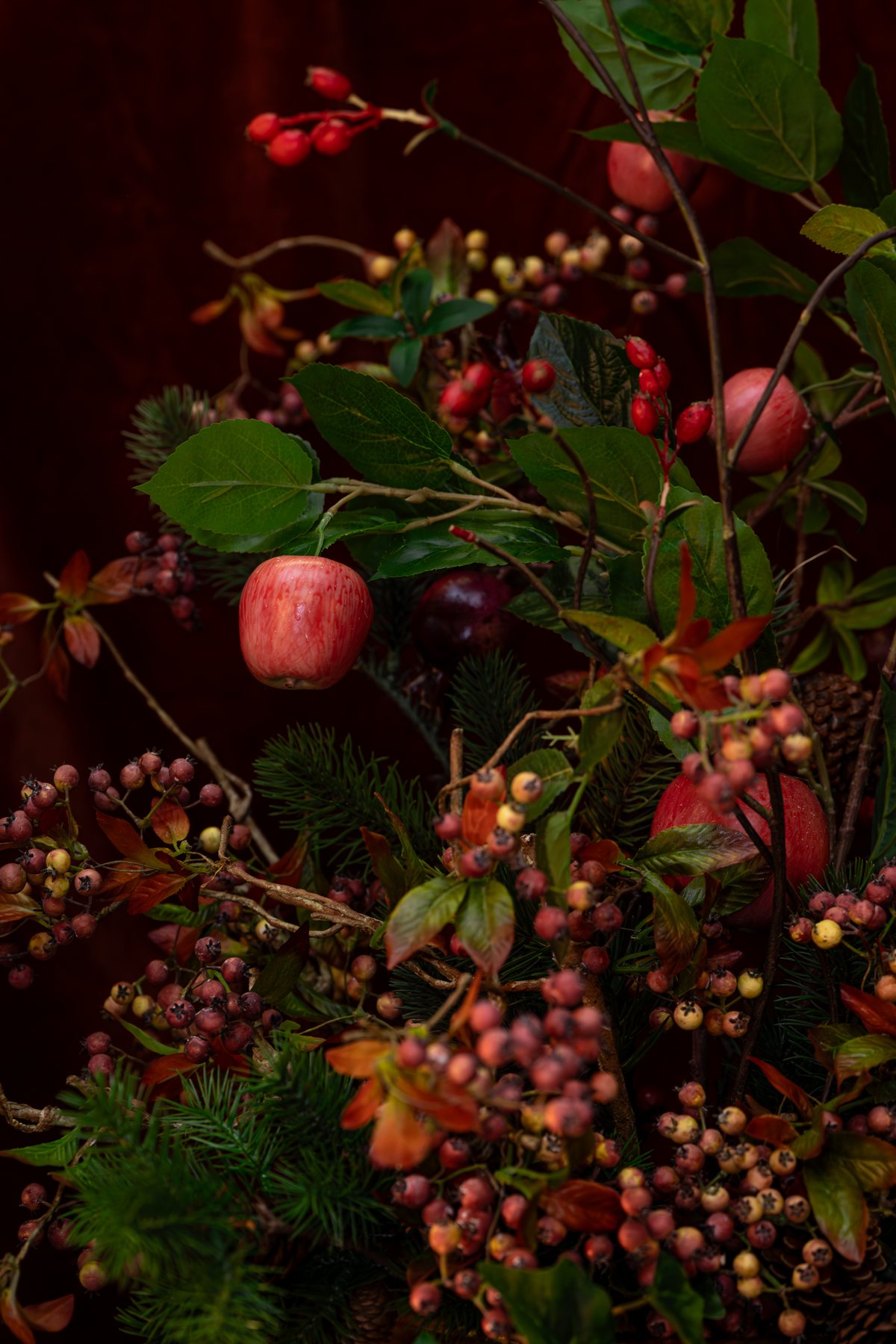 Rijk winterboeket met rode bloemen en donkere takken