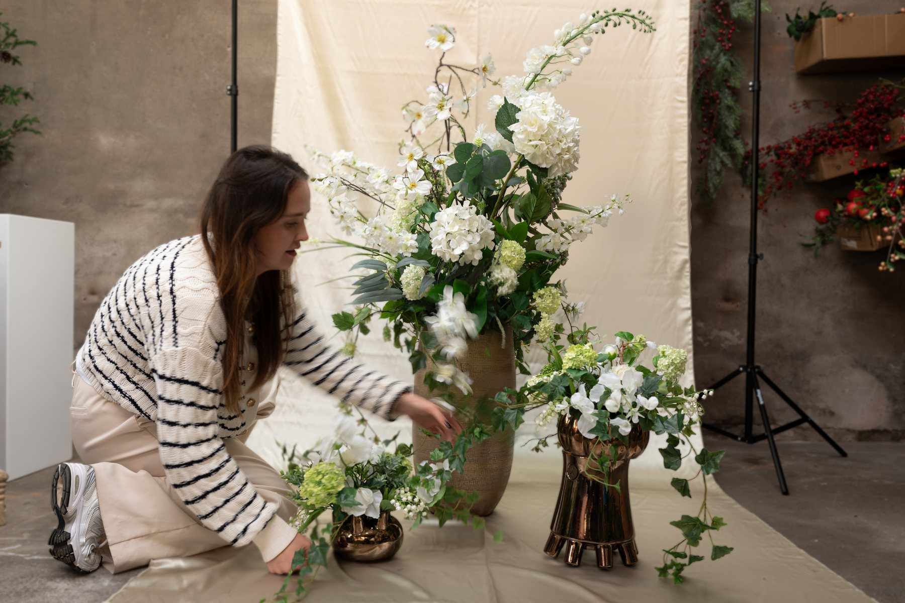 Styling en voorbereiding van een bruiloft met zijden bloemen